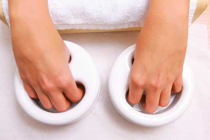 Deixe as unhas mergulhadas em azeite por cerca de 15 minutos (Foto: Reprodução/ Internet) Deixe as unhas mergulhadas em azeite por cerca de 15 minutos (Foto: Reprodução/ Internet)