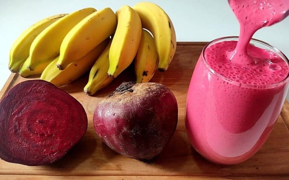 Suco de banana com beterraba e gelatina para estimular o colágeno (Foto: Reprodução/ Internet) Suco de banana com beterraba e gelatina para estimular o colágeno (Foto: Reprodução/ Internet)