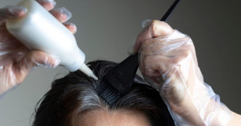 Nada de tinta ou química: Único ingrediente popular acaba com o grisalho e cobre até o último fio branco