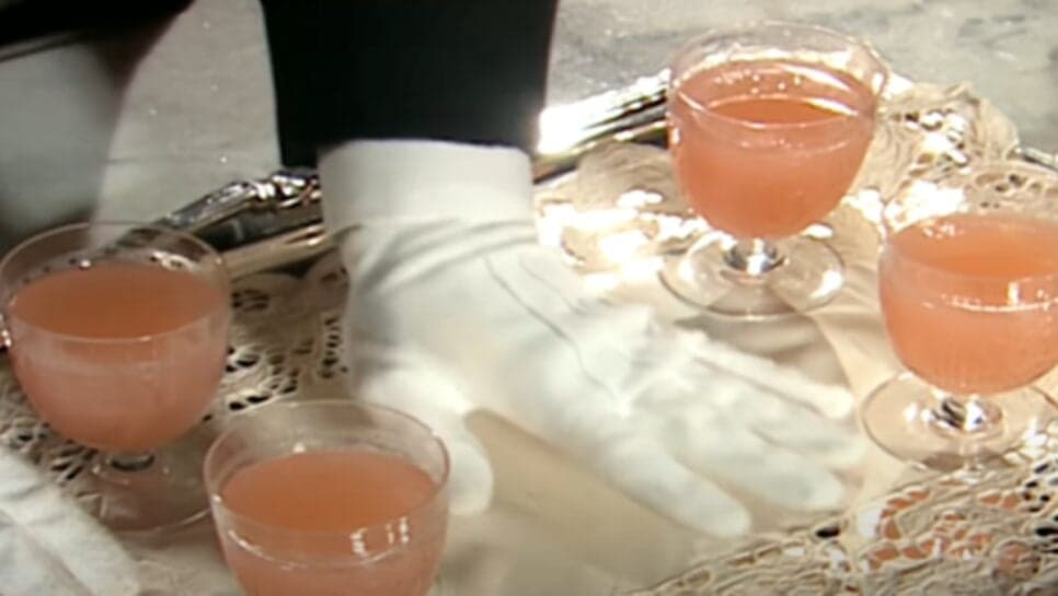 Refrescos são trocados na bandeja (Foto: Reprodução/ TV Globo) Refrescos são trocados na bandeja (Foto: Reprodução/ TV Globo)