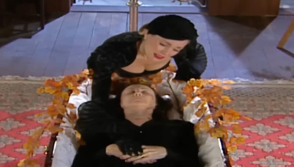 Cristina expulsa todos do velório de Débora (Foto: Reprodução/ TV Globo) Cristina expulsa todos do velório de Débora (Foto: Reprodução/ TV Globo)
