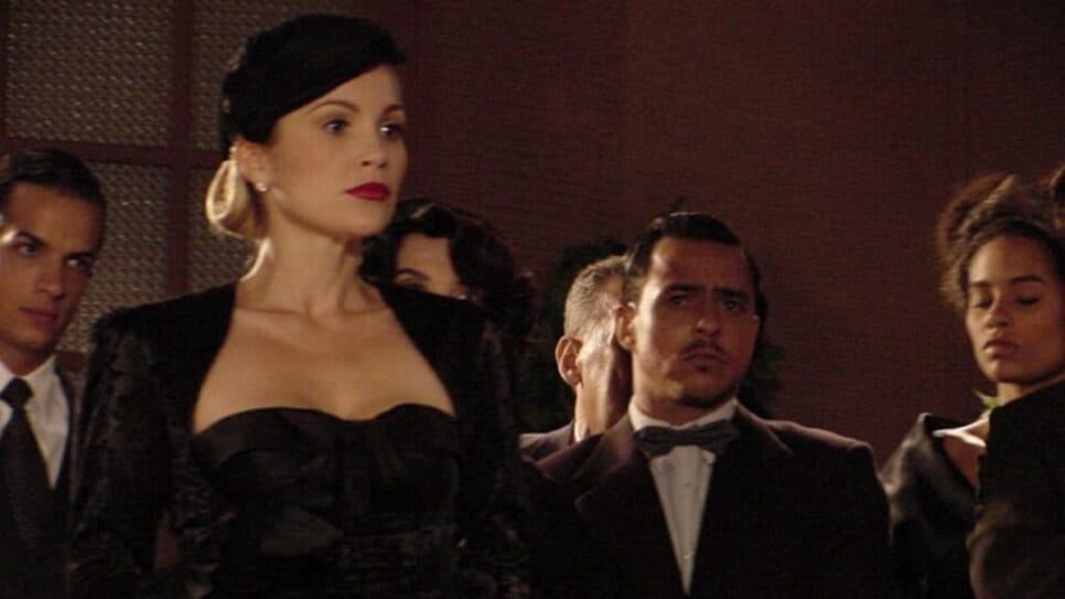 Cristina dá barraco no velório da mãe e chama todos de hipócritas (Foto: Reprodução/ Globo) Cristina dá barraco no velório da mãe e chama todos de hipócritas (Foto: Reprodução/ Globo)