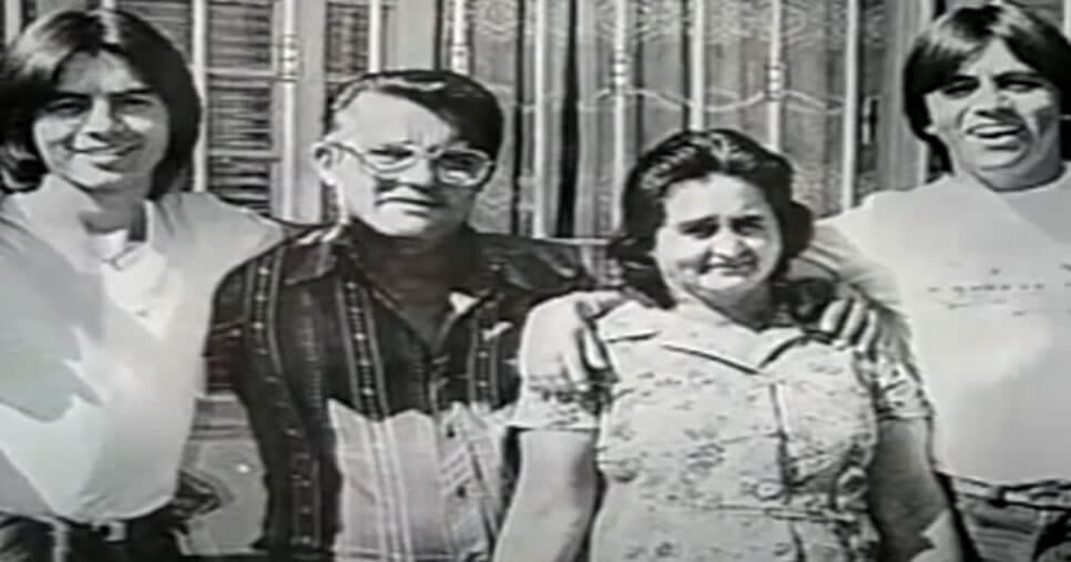 Chitãozinho e Xororó ao lado dos pais (Foto: Reprodução) Chitãozinho e Xororó ao lado dos pais (Foto: Reprodução)