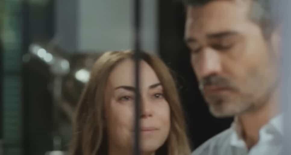 Julide, mãe de Sarp, vai ao encontro de atual esposa do filho (Foto: Reprodução/ Record TV) Julide, mãe de Sarp, vai ao encontro de atual esposa do filho (Foto: Reprodução/ Record TV)