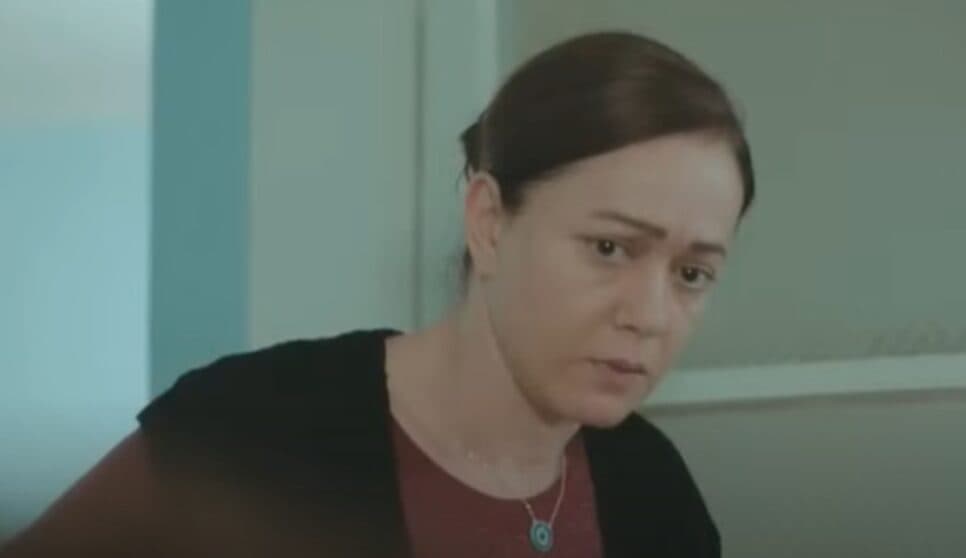 Hatice teme que sua filha esteja enlouquecendo (Foto: Reprodução/ Record TV) Hatice teme que sua filha esteja enlouquecendo (Foto: Reprodução/ Record TV)