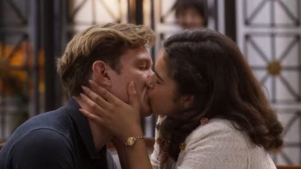 Bia é louca por Beto, mas ele não é apaixonado por ela e termina tudo (Foto: Reprodução/ Globoplay) Bia é louca por Beto, mas ele não é apaixonado por ela e termina tudo (Foto: Reprodução/ Globoplay)