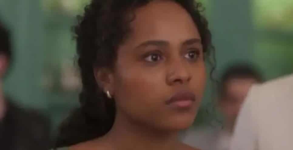 Beatriz aceita ser garota propaganda da Perfumaria Carioca, recebe agradecimento de Vera e manifestantes (Foto: Reprodução/ TV Globo) Beatriz aceita ser garota propaganda da Perfumaria Carioca, recebe agradecimento de Vera e manifestantes (Foto: Reprodução/ TV Globo)