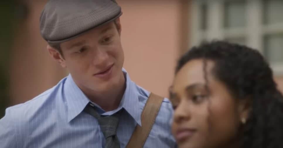 Beto assume Beatriz como namorada para a família (Foto: Reprodução/ Globo) Beto assume Beatriz como namorada para a família (Foto: Reprodução/ Globo)