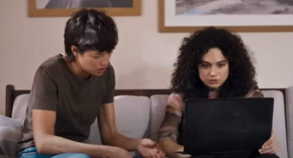 Cida e protagonista se deparam com a verdade (Foto: Reprodução/ Globo) Cida e protagonista se deparam com a verdade (Foto: Reprodução/ Globo)