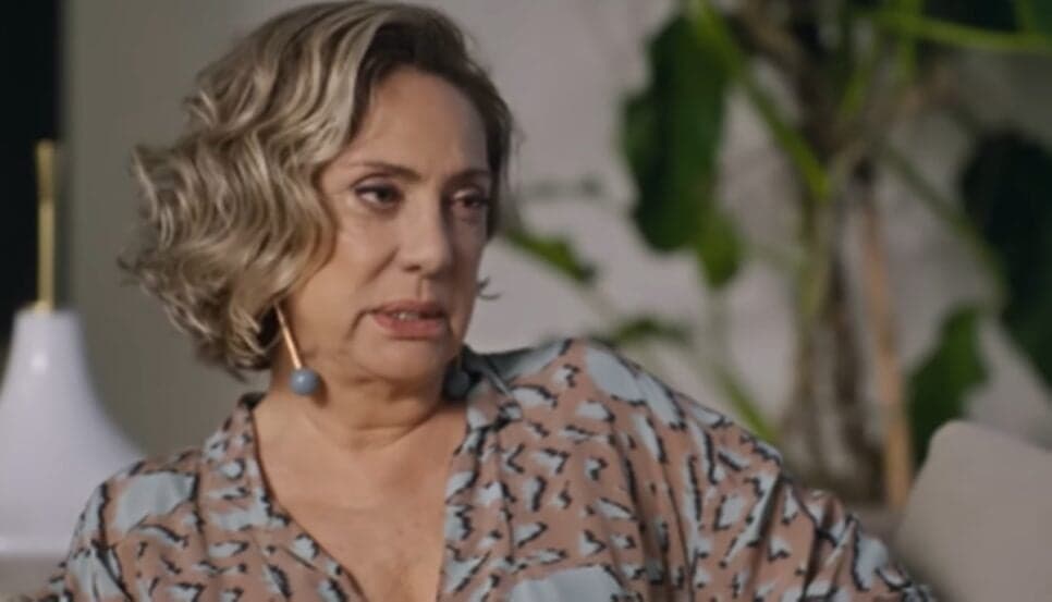 Berta leva mais uma apunhalada pelas costas em Mania de Você (Foto: Reprodução/ TV Globo) Berta leva mais uma apunhalada pelas costas em Mania de Você (Foto: Reprodução/ TV Globo)