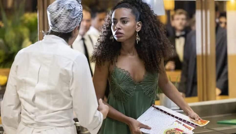 Agredida por Viola, Luma vai parar no hospital ferida enquanto a chef vai algemada para a cadeia (Foto: Reprodução/ TV Globo) Agredida por Viola, Luma vai parar no hospital ferida enquanto a chef vai algemada para a cadeia (Foto: Reprodução/ TV Globo)