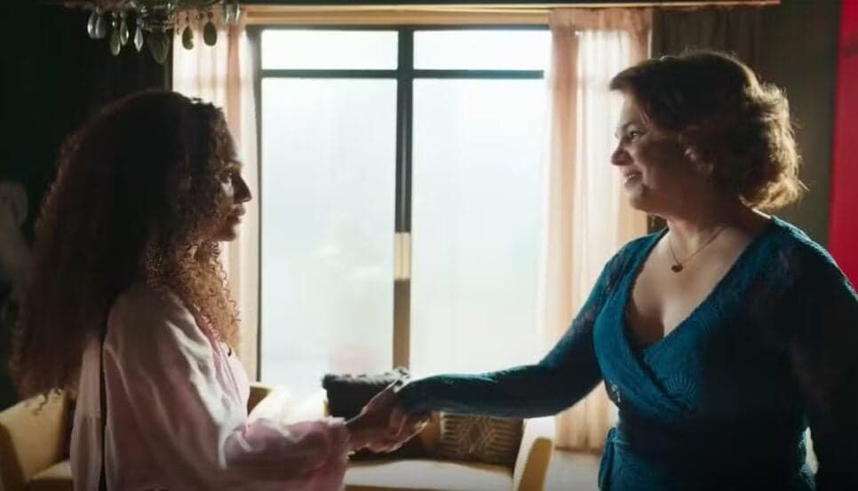 Madalena devolve presente a Violeta e elas se confrontam (Foto: Reprodução/ Globoplay) Madalena devolve presente a Violeta e elas se confrontam (Foto: Reprodução/ Globoplay)