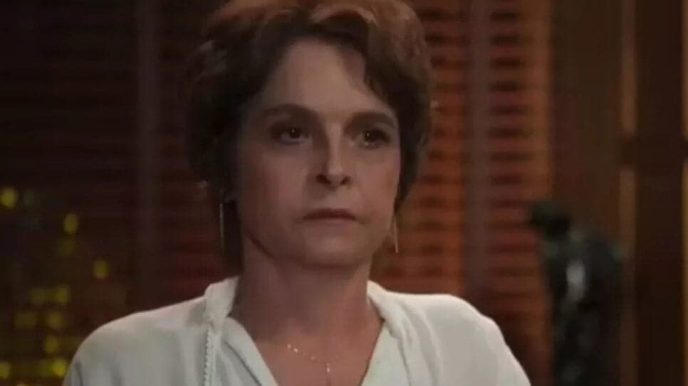 Joyce se anima em encontro com Osmar, mas leva banho de água fria do ex (Foto: Reprodução/ TV Globo) Joyce se anima em encontro com Osmar, mas leva banho de água fria do ex (Foto: Reprodução/ TV Globo)