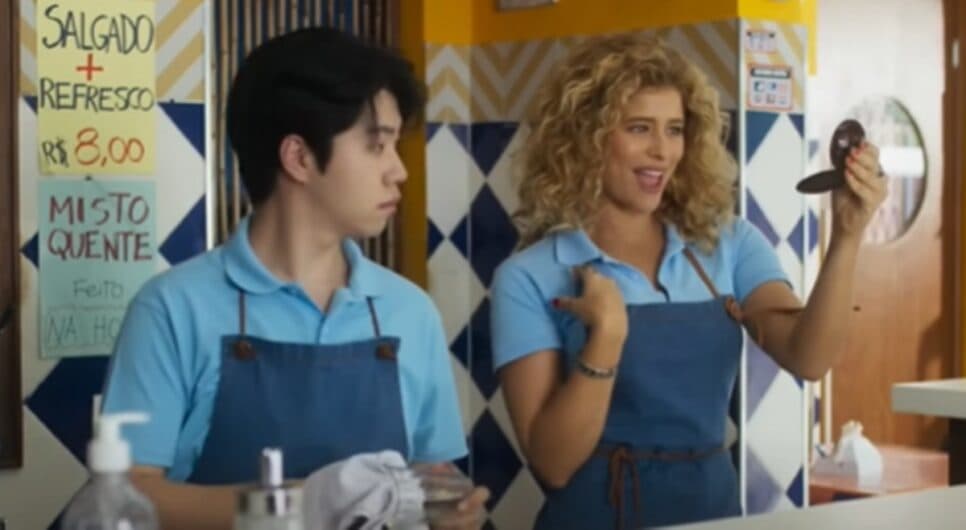 Jin e Roxelle no restaurante de dona Neuza (Foto: Reprodução/ TV Globo) Jin e Roxelle no restaurante de dona Neuza (Foto: Reprodução/ TV Globo)