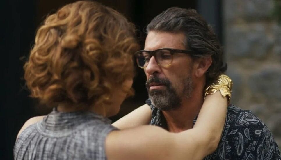 Violeta seduz Osmar e o faz assinar papéis importantes (Foto: Reprodução/ TV Globo) Violeta seduz Osmar e o faz assinar papéis importantes (Foto: Reprodução/ TV Globo)