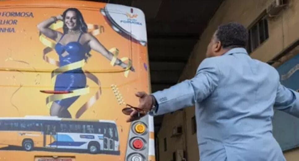 Edson se depara com outdoor vandalizado de Rosana (Foto: Reprodução/ TV Globo0 Edson se depara com outdoor vandalizado de Rosana (Foto: Reprodução/ TV Globo0