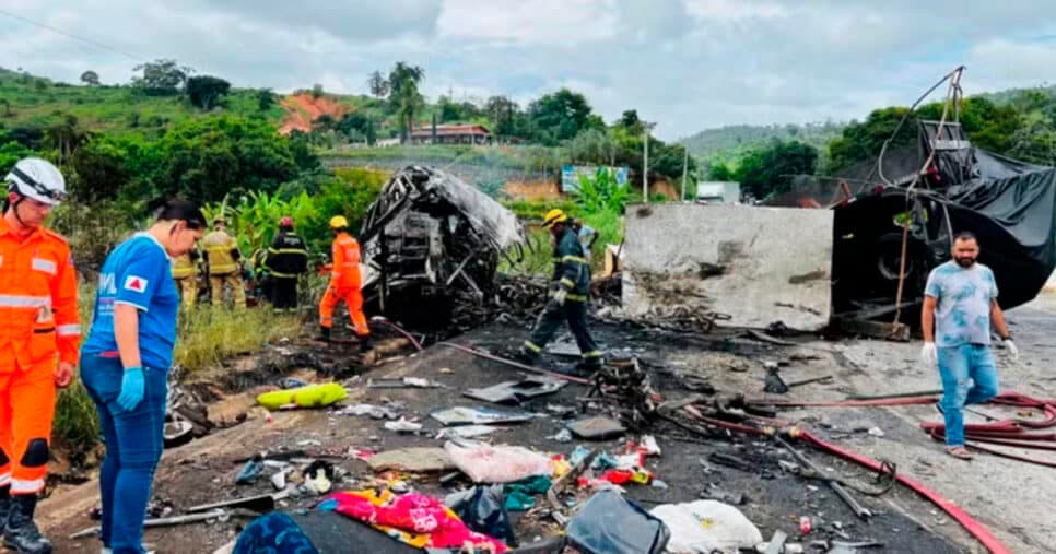 Acidente na BR-116, em Minas Gerais. Foto: Divulgação/Corpo de Bombeiros Acidente na BR-116, em Minas Gerais. Foto: Divulgação/Corpo de Bombeiros
