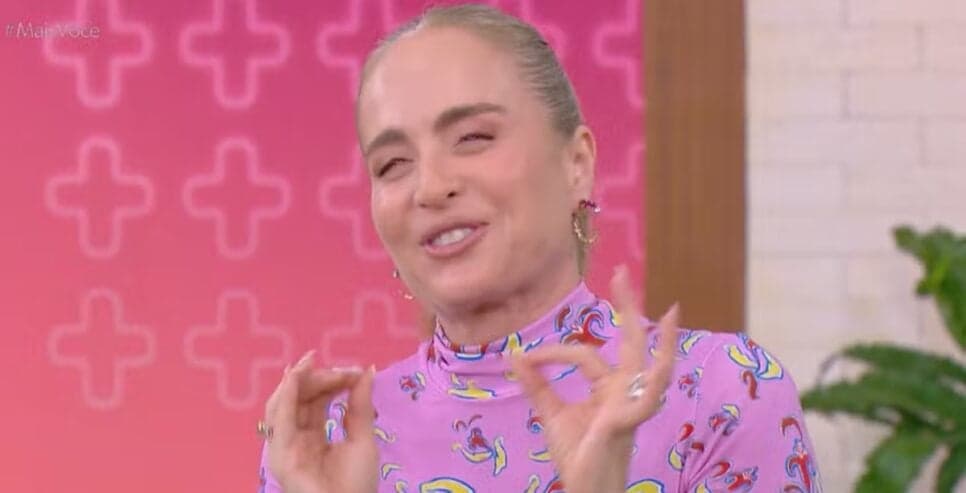 A loira assume ser mãe coruja e sogra boazinha (Foto: Reprodução/ Globoplay) A loira assume ser mãe coruja e sogra boazinha (Foto: Reprodução/ Globoplay)