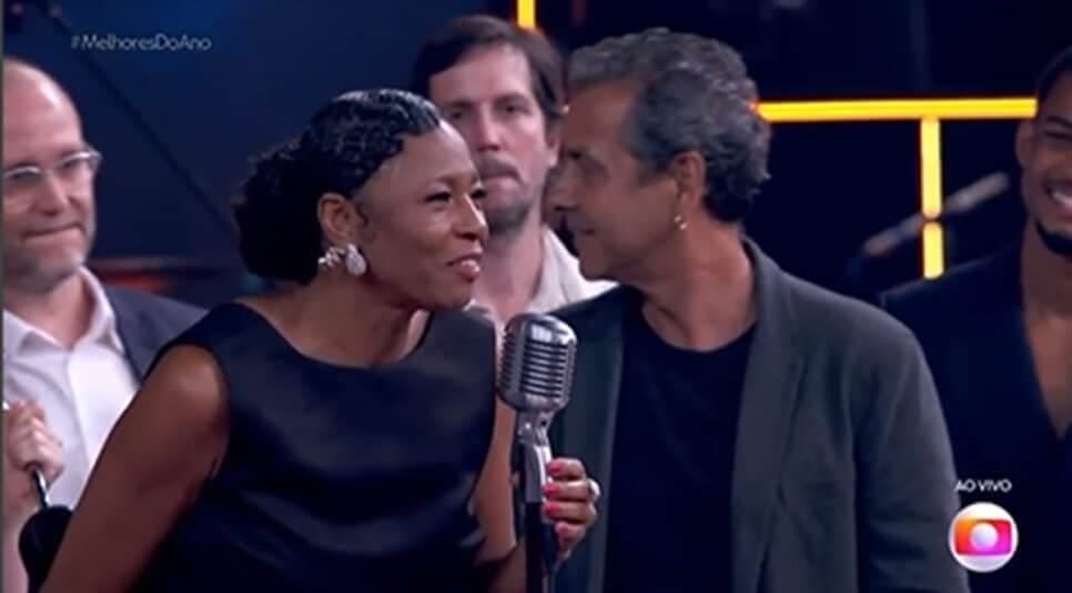 Edvana Carvalho, a Inácia de Renascer, toma microfone e faz discuso 'proibido' (Foto: Reprodução/ Globo) Edvana Carvalho, a Inácia de Renascer, toma microfone e faz discuso 'proibido' (Foto: Reprodução/ Globo)