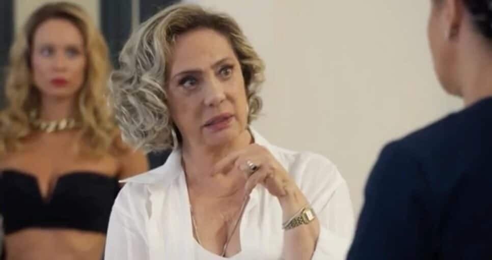 Em Mania de Você, Berta deixa de ser enganada por golpistas (Foto: Reprodução/ TV Globo) globo Em Mania de Você, Berta deixa de ser enganada por golpistas (Foto: Reprodução/ TV Globo) globo