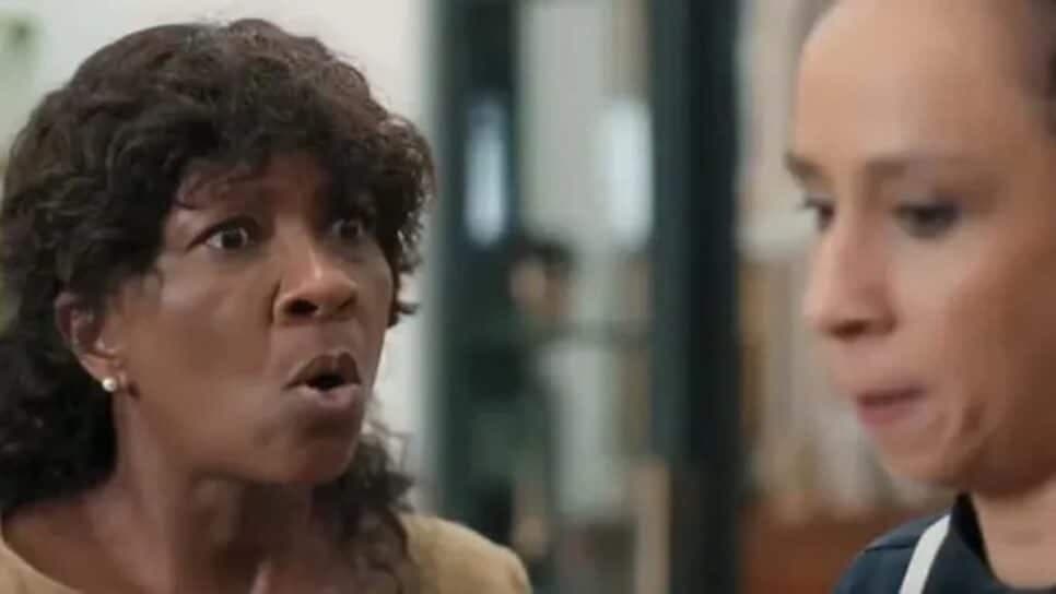 Marlete/Zuleide (Magda Gomes) revelando a Leidi (Thalita Carauta) o que estava acontecendo debaixo do seu nariz (Foto: Reprodução/ Globoplay) Marlete/Zuleide (Magda Gomes) revelando a Leidi (Thalita Carauta) o que estava acontecendo debaixo do seu nariz (Foto: Reprodução/ Globoplay)