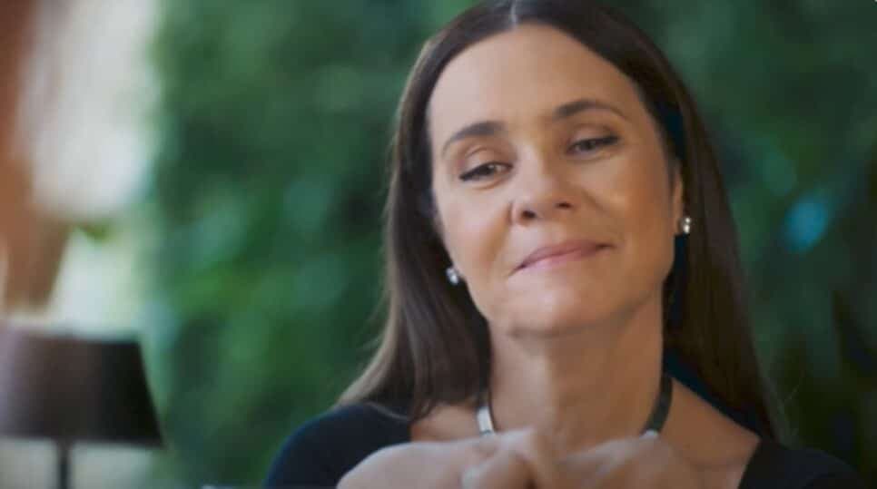 Mavi desconfia de affair de Mércia e quer descobrir com ajuda de Iberê (Foto: Reprodução/ TV Globo) Mavi desconfia de affair de Mércia e quer descobrir com ajuda de Iberê (Foto: Reprodução/ TV Globo)