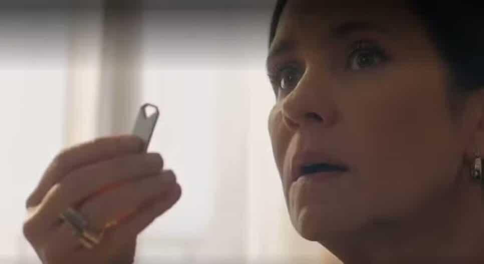 Mércia salva pele de Mavi com o pen drive verdadeiro em mãos (Foto: Reprodução/ TV Globo) Mércia salva pele de Mavi com o pen drive verdadeiro em mãos (Foto: Reprodução/ TV Globo)