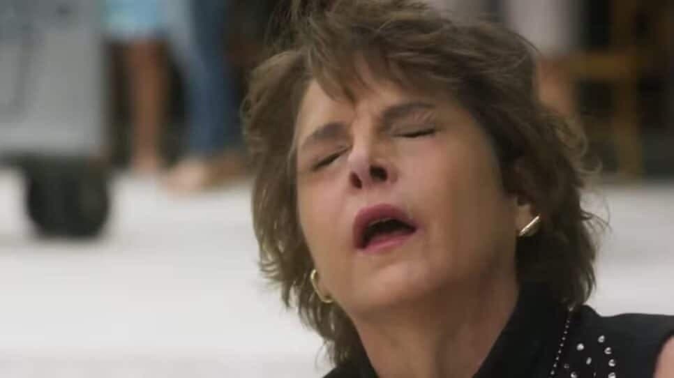 Joyce leva tiro na perna de aviso e fica em risco de vida (Foto: Reprodução/ TV Globo) Joyce leva tiro na perna de aviso e fica em risco de vida (Foto: Reprodução/ TV Globo)