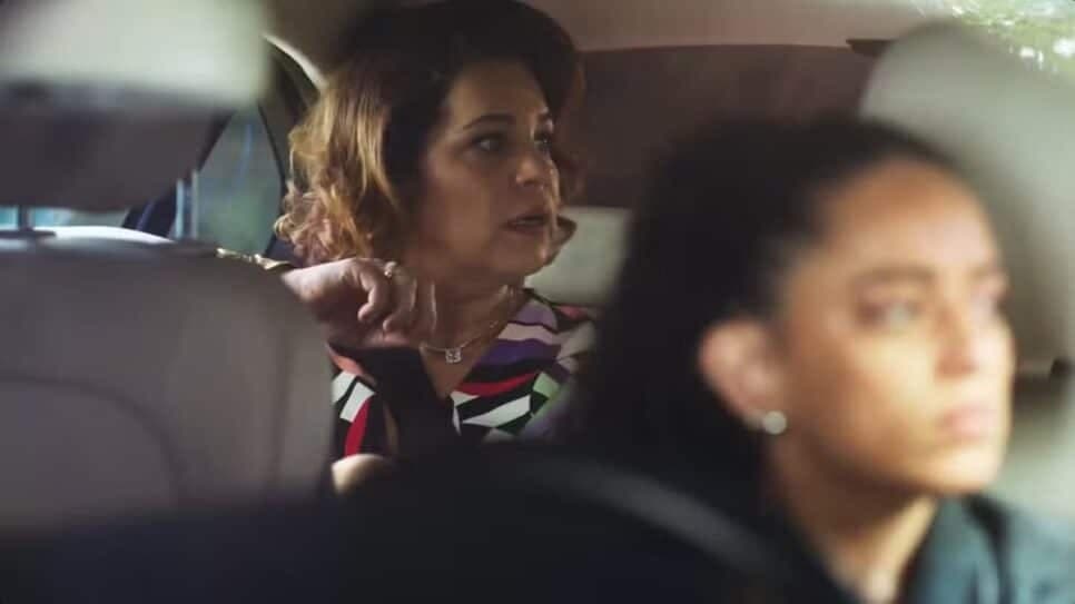 Contraventora segue o malandro em carro com Cacá e vê o que não quer (Foto: Reprodução/ TV Globo) Contraventora segue o malandro em carro com Cacá e vê o que não quer (Foto: Reprodução/ TV Globo)