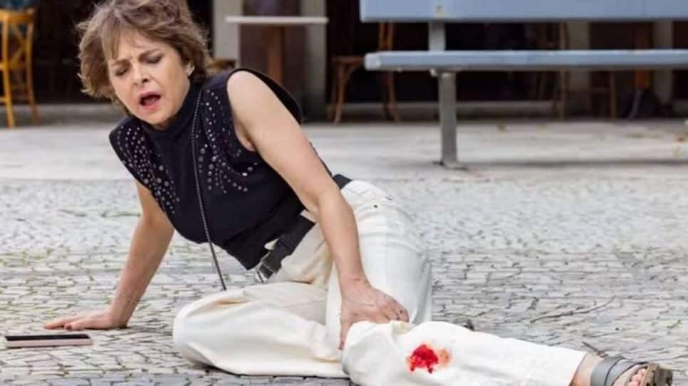 Joyce leva tiro na perna de aviso (Foto: Reprodução/ TV Globo) Joyce leva tiro na perna de aviso (Foto: Reprodução/ TV Globo)
