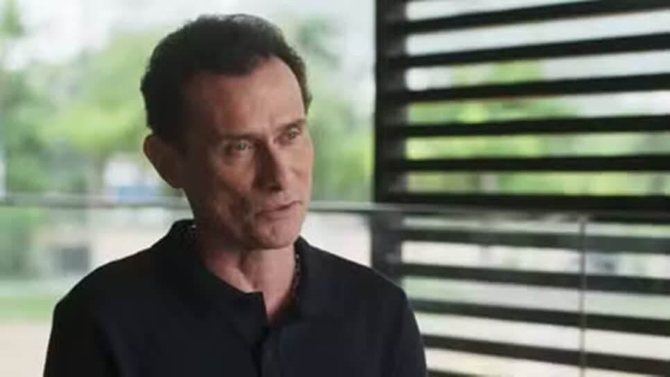 Osmar oferece acordo a Gerson e Violeta fica preocupada (Foto: Reprodução/ TV Globo) Osmar oferece acordo a Gerson e Violeta fica preocupada (Foto: Reprodução/ TV Globo)