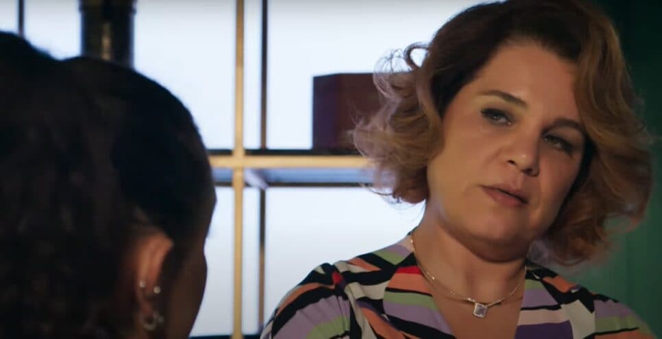 Violeta desmascarada, mas consegue perdão do pilantra com presente de Natal (Foto: Reprodução/ TV Globo) Violeta desmascarada, mas consegue perdão do pilantra com presente de Natal (Foto: Reprodução/ TV Globo)