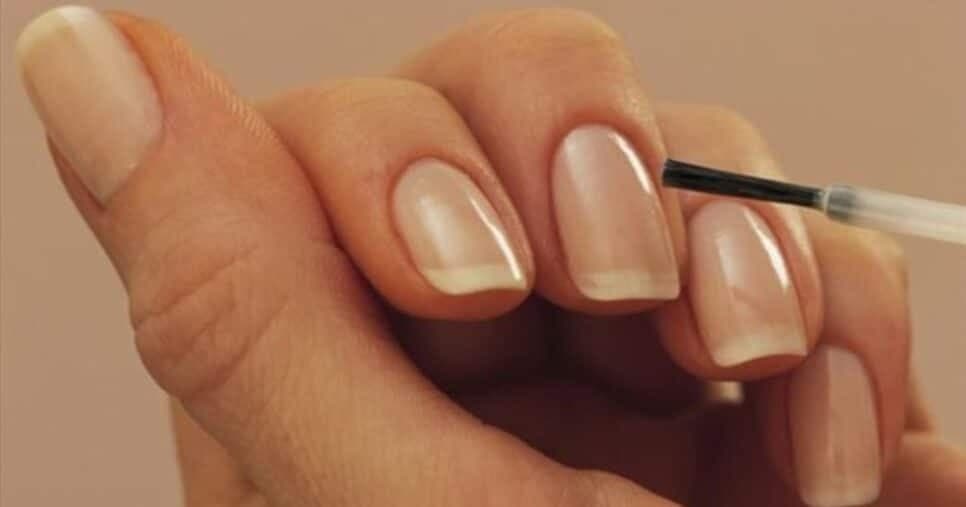 Gigantes e inquebráveis: 6 bases caseiras com ingredientes naturais blindam as unhas rapidamente