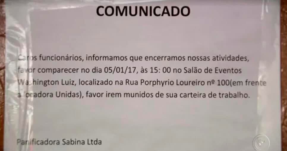 Aviso na porta da padaria informou os funcionários sobre encerramento das atividades (Foto: Reprodução/TV TEM) Aviso na porta da padaria informou os funcionários sobre encerramento das atividades (Foto: Reprodução/TV TEM)