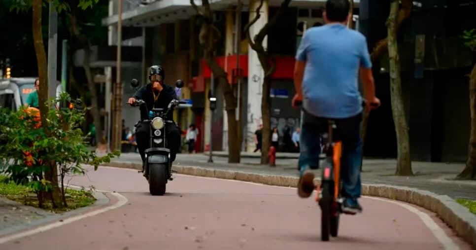 Caso lei seja aprovada, ciclomotor em ciclovia renderá multa e apreensão do veículo (EBC) (Foto: Site Página3) Caso lei seja aprovada, ciclomotor em ciclovia renderá multa e apreensão do veículo (EBC) (Foto: Site Página3)