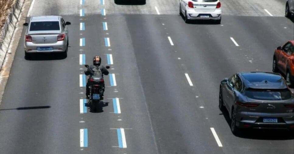 Motoqueiro andando na Faixa Azul em São Paulo (Foto: Reprodução/ Internet) Motoqueiro andando na Faixa Azul em São Paulo (Foto: Reprodução/ Internet)