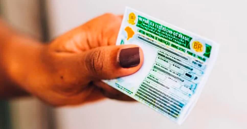 O documento físico é igual ao da CNH padrão, mas tem a sigla ACC — Foto: Getty Images O documento físico é igual ao da CNH padrão, mas tem a sigla ACC — Foto: Getty Images