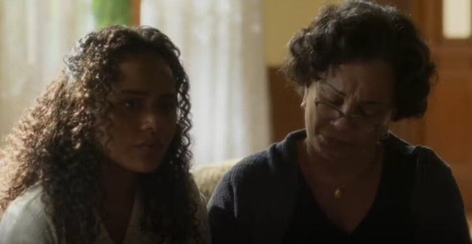 Carmem protege a neta após acidente (Foto: Reprodução/ TV Globo) Carmem protege a neta após acidente (Foto: Reprodução/ TV Globo)