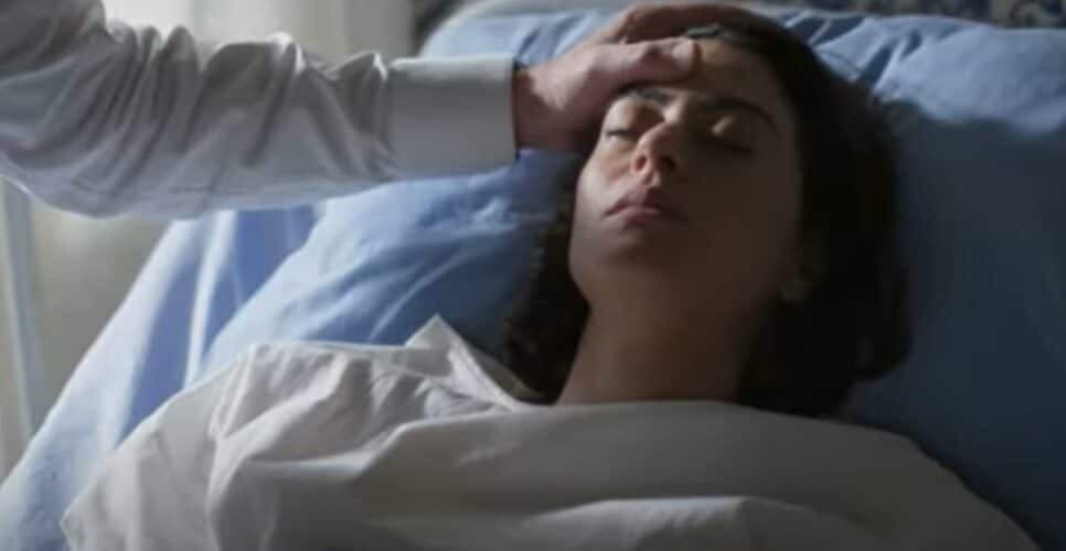 Clarice em novo coma induzido em Garota do Momento (Foto: Reprodução/ TV Globo) Clarice em novo coma induzido em Garota do Momento (Foto: Reprodução/ TV Globo)
