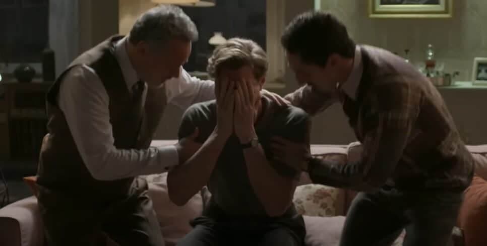 Raimundo e Ronaldo consolam Beto após notícia de morte de Beatriz (Foto: Reprodução/ TV Globo) Raimundo e Ronaldo consolam Beto após notícia de morte de Beatriz (Foto: Reprodução/ TV Globo)