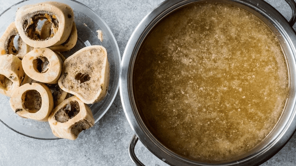 Caldo de ossos (Foto Reprodução/Freepik) Caldo de ossos (Foto Reprodução/Freepik)