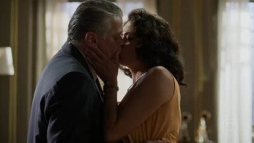 Carlito flagra Juliano beijando Marlene (Foto: Reprodução/ TV Globo) Carlito flagra Juliano beijando Marlene (Foto: Reprodução/ TV Globo)