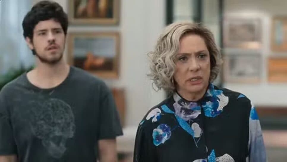 Tomás descobre por Bruna e corre pra revelar à avó milionária (Foto: Reprodução/ TV Globo) Tomás descobre por Bruna e corre pra revelar à avó milionária (Foto: Reprodução/ TV Globo)