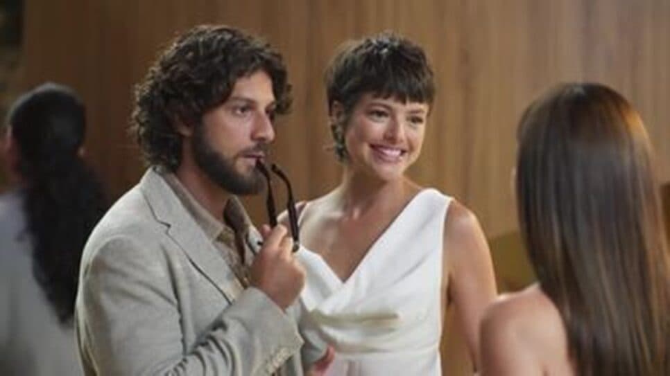 Após se casar com hacker, Luma leva bela facada pelas costas (Foto: Reprodução/ Globo) Após se casar com hacker, Luma leva bela facada pelas costas (Foto: Reprodução/ Globo)