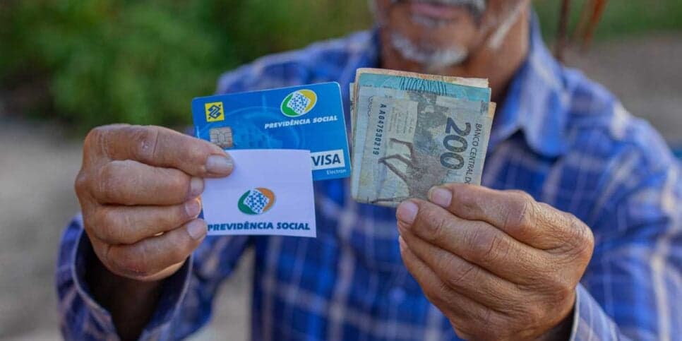 Aposentados do INSS recebem por meio de uma conta-corrente ou poupança e cartão magnético (Foto Reprodução/FDR) Aposentados do INSS recebem por meio de uma conta-corrente ou poupança e cartão magnético (Foto Reprodução/FDR)