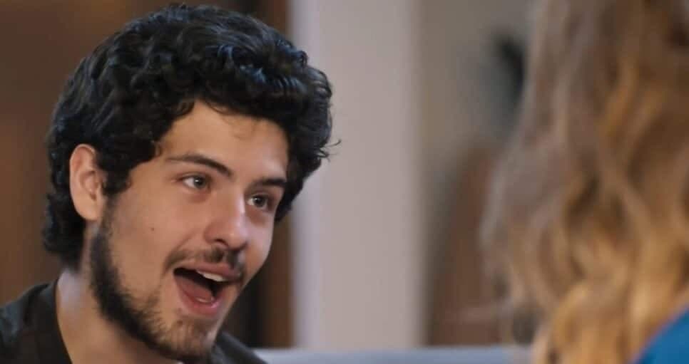 Tomás quebra as pernas da mãe ao revelar sobre herança que não lhe pertence mais (Foto: Reprodução/ Globo) Tomás quebra as pernas da mãe ao revelar sobre herança que não lhe pertence mais (Foto: Reprodução/ Globo)