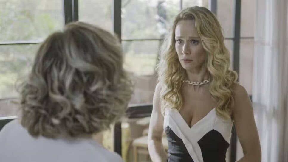 Berta joga Ísis para a falência (Foto: Reprodução/ TV Globo) Berta joga Ísis para a falência (Foto: Reprodução/ TV Globo)