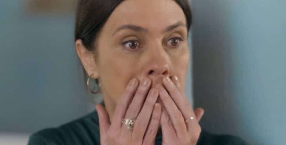 Mércia entre a cruz e a espada com apunhalada de Luma (Foto: Reprodução/ Globo) Mércia entre a cruz e a espada com apunhalada de Luma (Foto: Reprodução/ Globo)