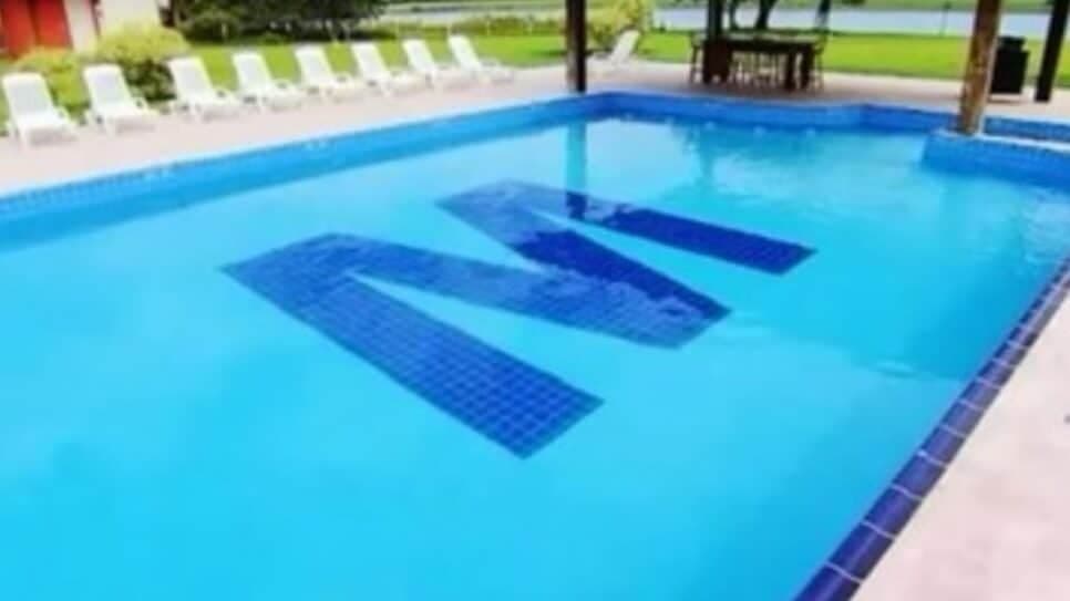 Piscina personalizada do sertanejo (Foto: Reprodução/ Instagram) Piscina personalizada do sertanejo (Foto: Reprodução/ Instagram)