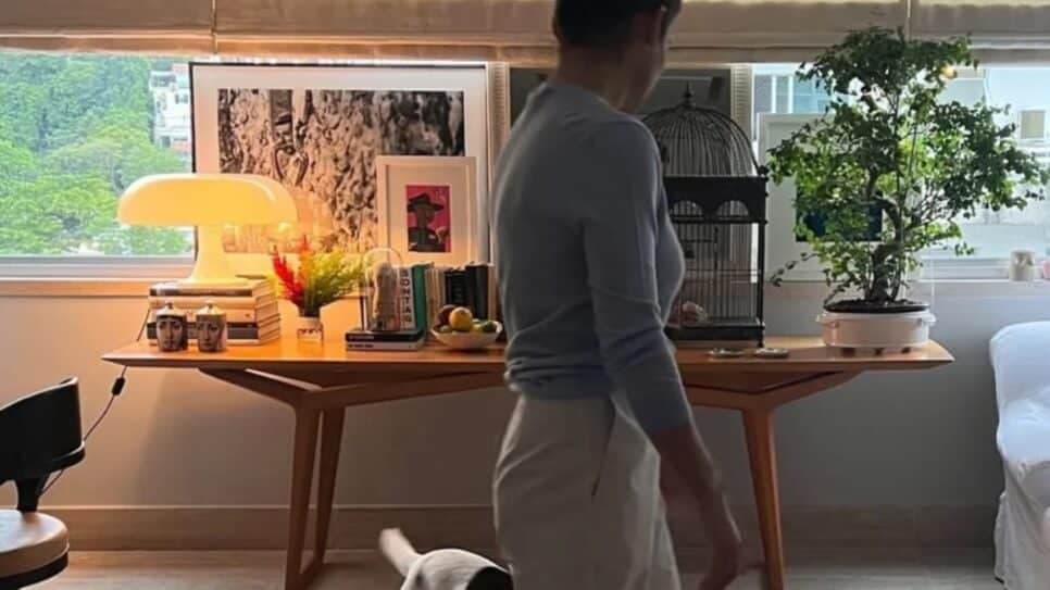 Mesa com quadros, abajur, bonsai e muito mais enriquecem o bom gosto da famosa (Fotos: Reprodução/ Instagram/ Montagem) Mesa com quadros, abajur, bonsai e muito mais enriquecem o bom gosto da famosa (Fotos: Reprodução/ Instagram/ Montagem)
